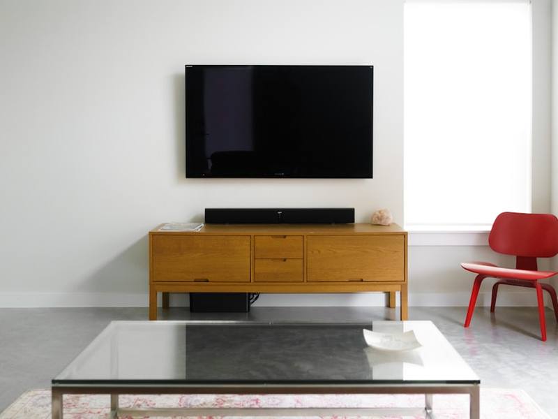 Flat screen TV wall mounted in living room — TV mounting service